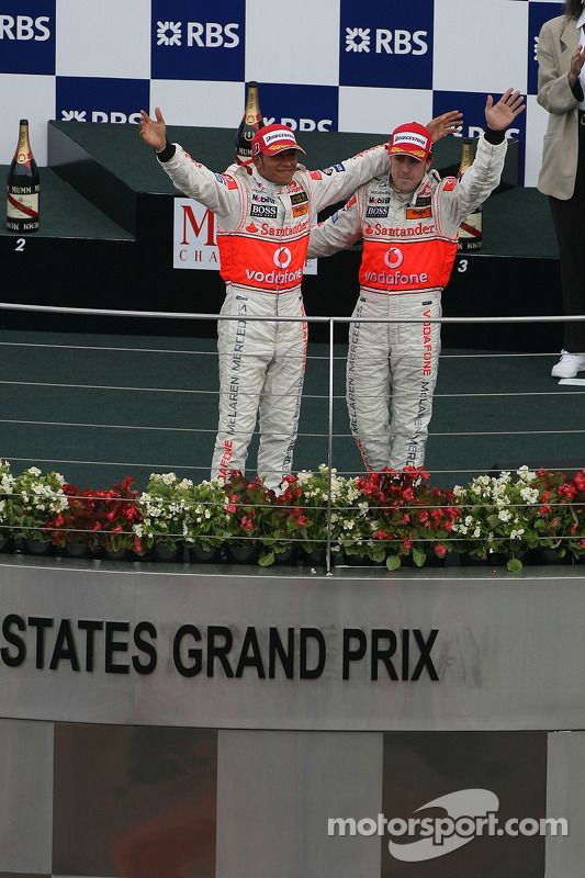 Podio: segundo lugar Fernando Alonso, McLaren Mercedes y el ganador de la carrera Lewis Hamilton, Mc