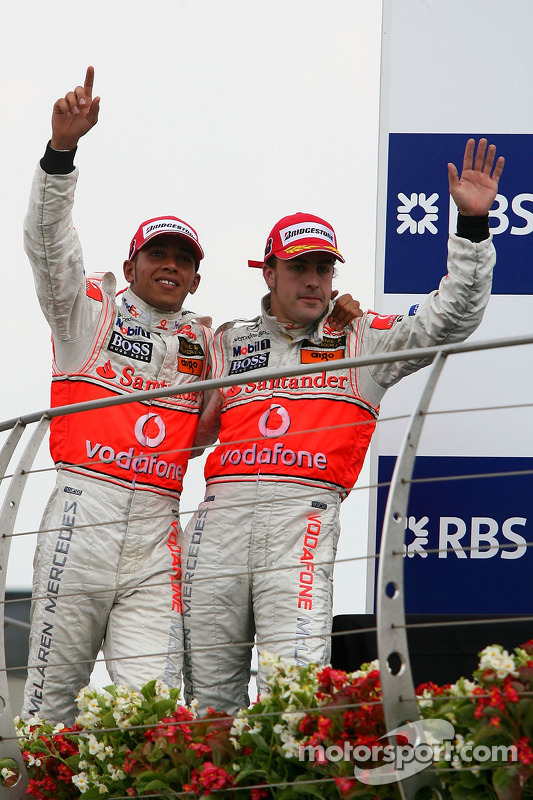 Podio: segundo lugar Fernando Alonso, McLaren Mercedes y el ganador de la carrera Lewis Hamilton, Mc