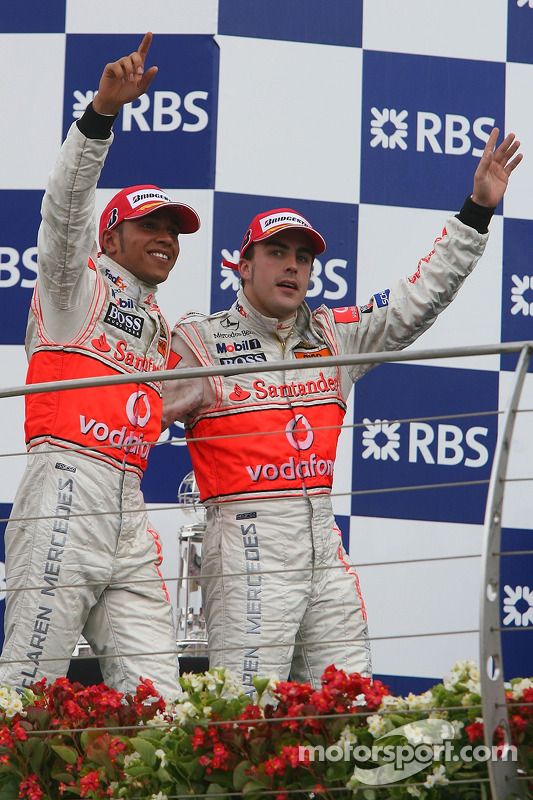 Podio: segundo lugar Fernando Alonso, McLaren Mercedes y el ganador de la carrera Lewis Hamilton, Mc