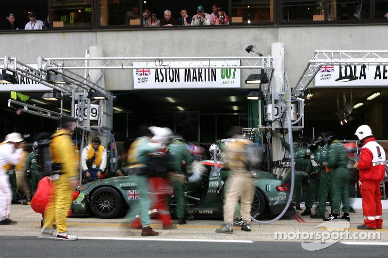 2007 год. Экипаж Томаша Энге, Петера Кокса и Джонни Херберта, Aston Martin DBR9