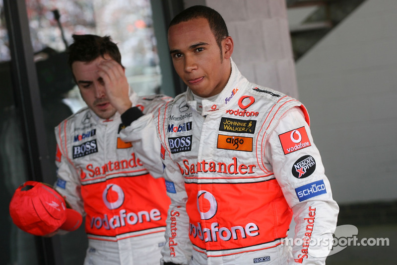 Ganador de la Pole Position Lewis Hamilton, McLaren Mercedes, MP4-22 y el tercer puesto, Fernando Alonso, McLaren Mercedes, MP4-22
