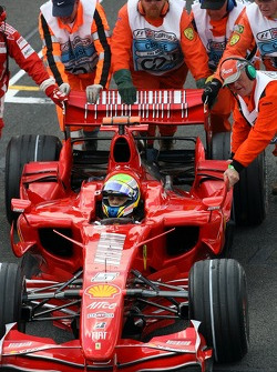Felipe Massa, Scuderia Ferrari é empurrado do grid