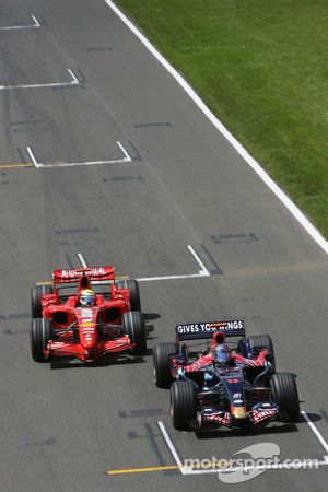 Felipe Massa, scuderia Ferrari, F2007 se prépare à dépasser Vitantonio Liuzzi, Scuderia Toro Rosso, STR02