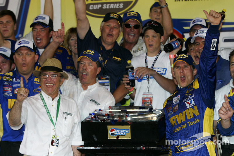 Victory lane : le vainqueur Jamie McMurray fête sa victoire