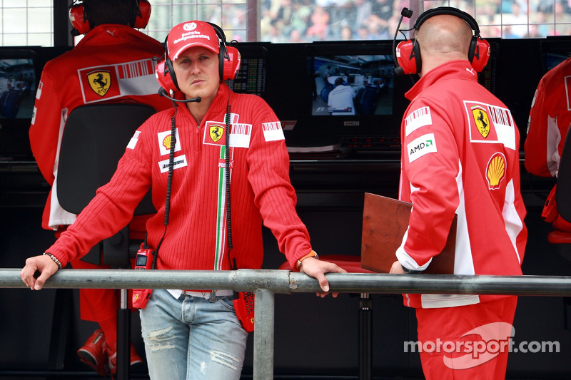 Михаэль Шумахер уже успел в первый раз завершить карьеру и помогал Ferrari советами, проводя Гран При на командном мостике