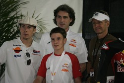 Nicky Hayden, Kevin Schwantz, et Cameron Beaubier lors de la conférence de presse pour la coupe des débutants Red Bull