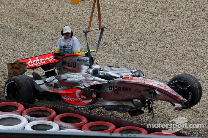 Lewis Hamilton, McLaren Mercedes, MP4-22, sufre un duro accidente en clasificación