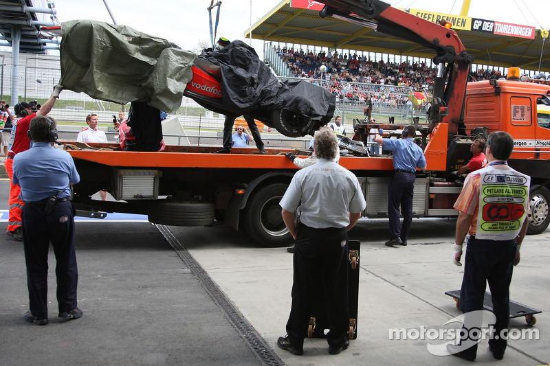 Lewis Hamilton, McLaren Mercedes, MP4-22, vuelve al pitlane