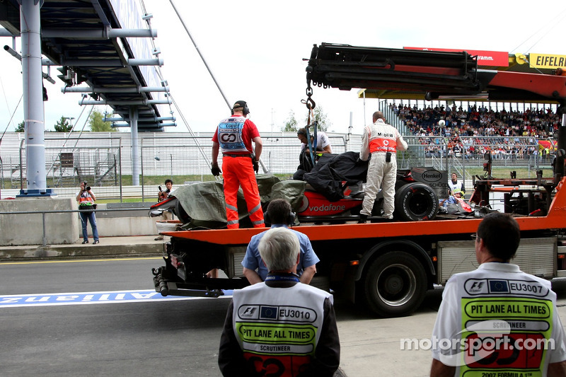 Lewis Hamilton, McLaren Mercedes, MP4-22, vuelve al pitlane