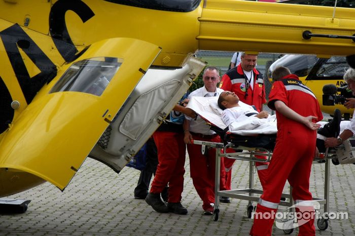 Lewis Hamilton, primero en camilla y luego en helicóptero hacia el hospital tras su accidente