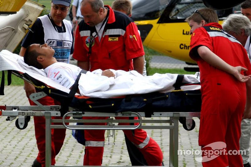 Lewis Hamilton, primero en camilla y luego en helicóptero hacia el hospital tras su accidente