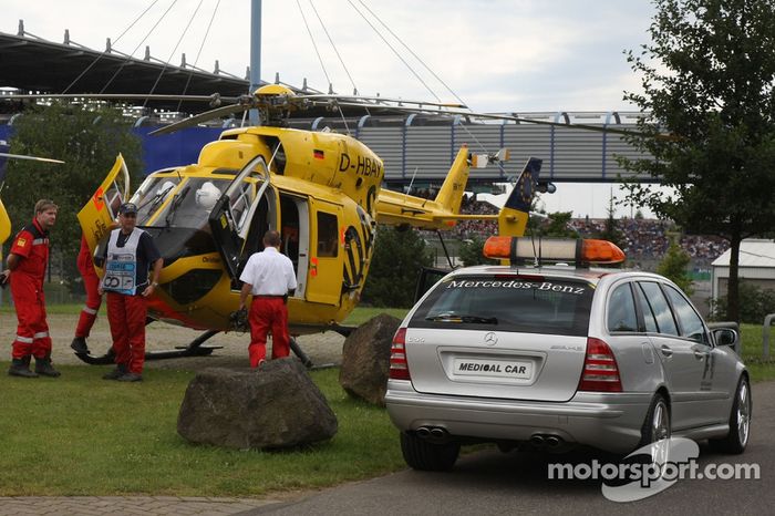 Lewis Hamilton, primero en camilla y luego en helicóptero hacia el hospital tras su accidente