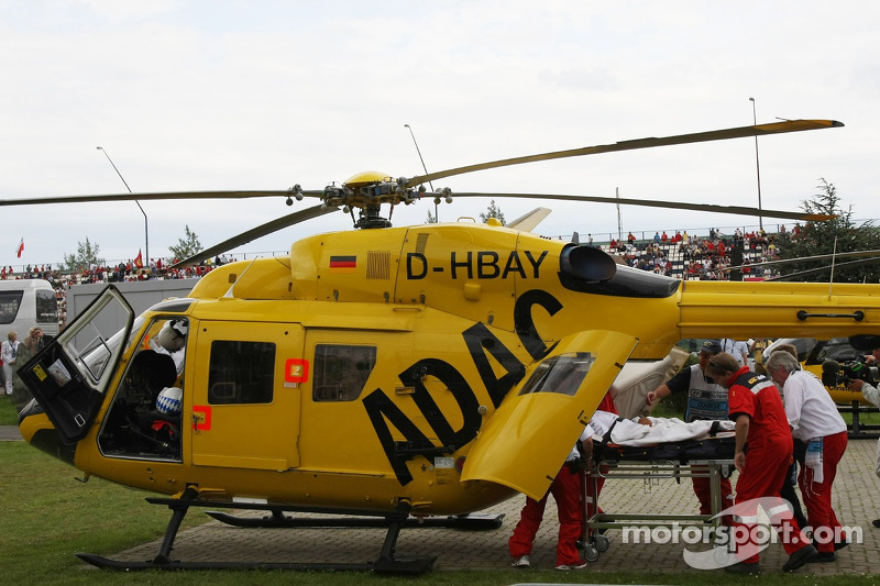 Lewis Hamilton, primero en camilla y luego en helicóptero hacia el hospital tras su accidente