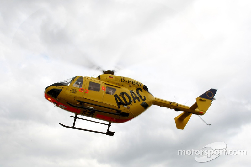 Lewis Hamilton, primero en camilla y luego en helicóptero hacia el hospital tras su accidente