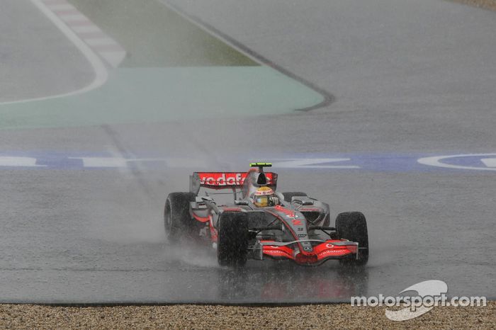 Lewis Hamilton, McLaren Mercedes, MP4-22, sufre acuaplaning