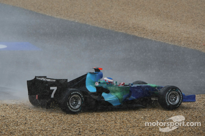 Jenson Button, Honda Racing F1 Team, RA107, trompea y se choca en lluvia