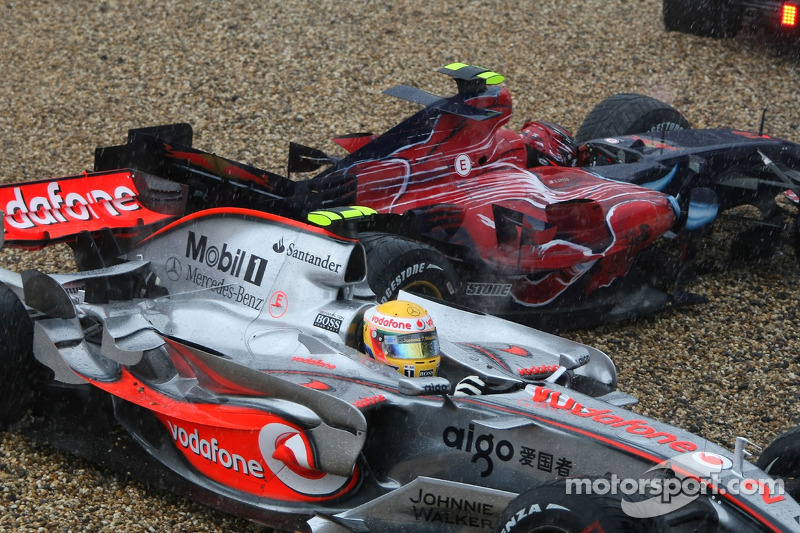 Lewis Hamilton, McLaren MP4-22; Scott Speed, Scuderia Toro Rosso STR02