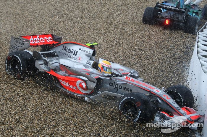 Lewis Hamilton, McLaren Mercedes, MP4-22, contra las barreras
