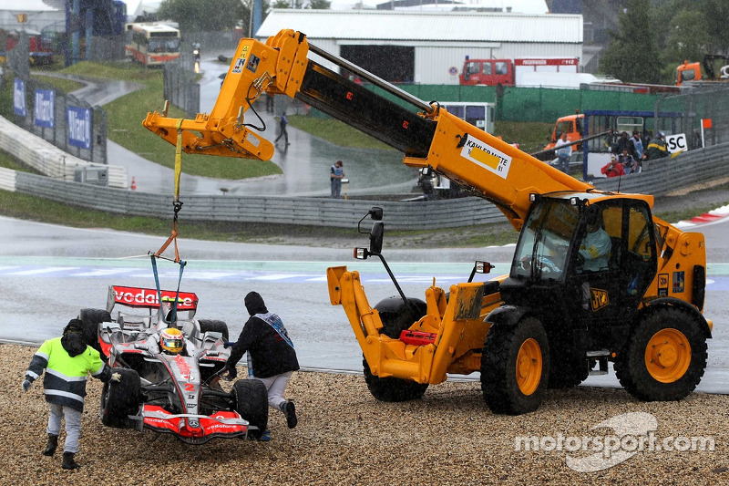 Hamilton também saiu da pista no mesmo ponto, mas deixou seu motor ligado e pediu aos fiscais alemães que tirassem seu carro da brita de trator – o que surpreendentemente deu certo.