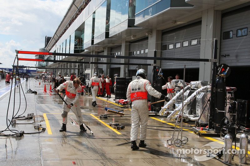 McLaren Mercedes, secando el pitlane