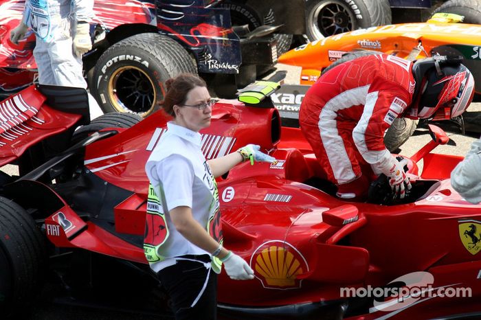 Kimi Raikkonen, Scuderia Ferrari, F2007, abandona
