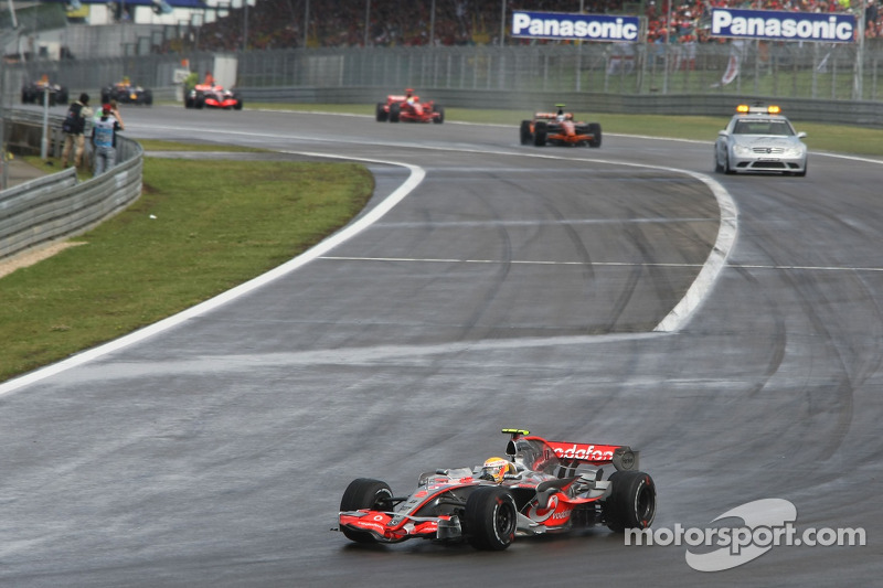 Lewis Hamilton, McLaren Mercedes, MP4-22, con una vuelta perdida antes del reinicio