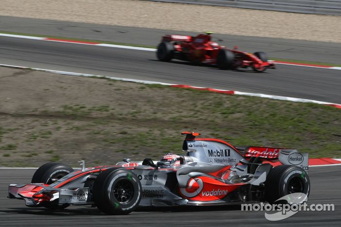 Fernando Alonso, McLaren Mercedes, MP4-22 y Kimi Raikkonen, Scuderia Ferrari, F2007