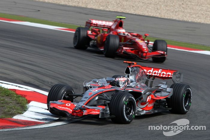Fernando Alonso, McLaren Mercedes, MP4-22 y Kimi Raikkonen, Scuderia Ferrari, F2007