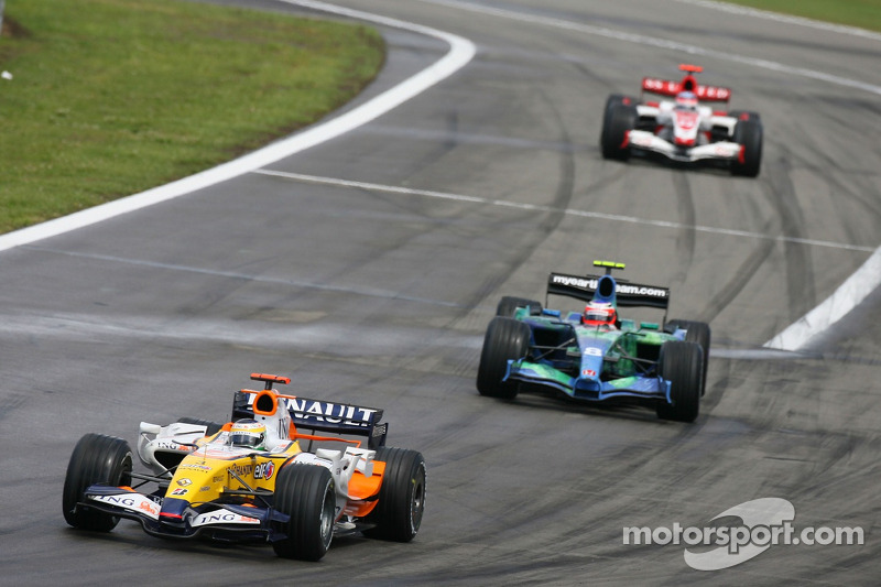 Giancarlo Fisichella, Renault F1 Team, R27 y Rubens Barrichello, Honda Racing F1 Team, RA107
