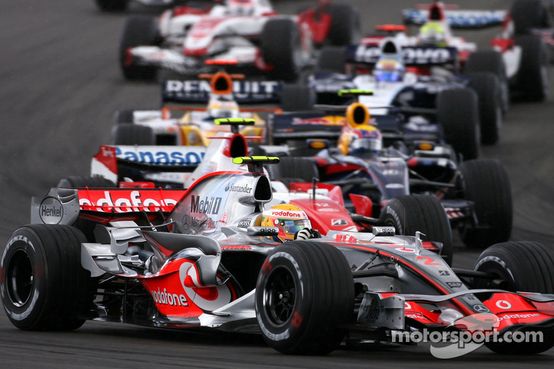 Em Nurburgring, em 2007, Hamilton também brilhou em condições adversas. O inglês pulou de décimo para quarto em quatro curvas, mas, depois, sofreu um pneu furado