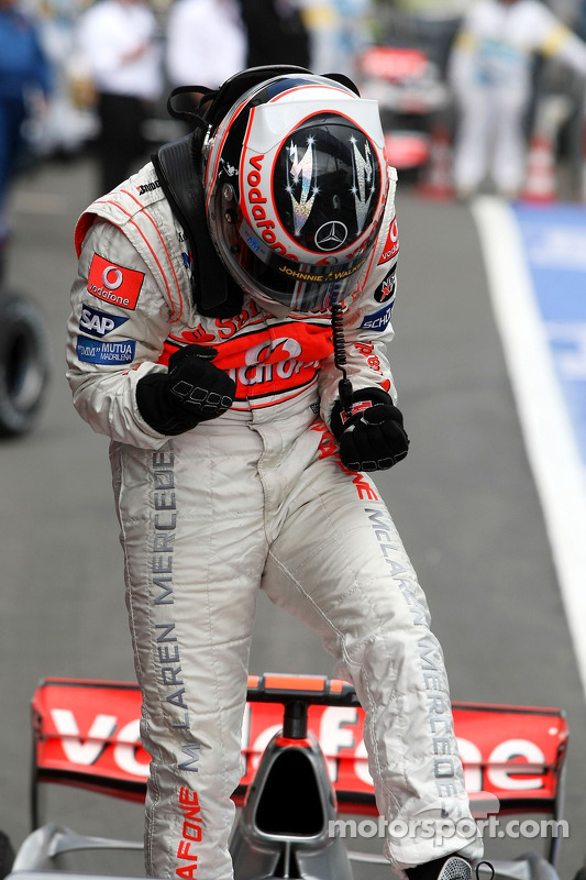 El ganador de la carrera Fernando Alonso lo celebra