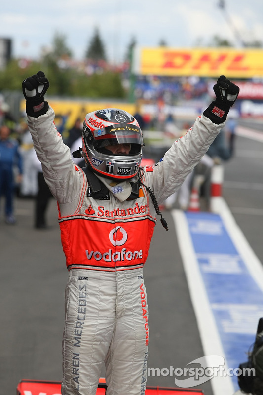 Fernando Alonso, vainqueur, célèbre sa victoire