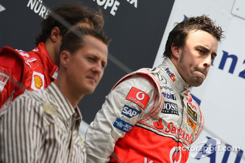 Podio: el ganador de la carrera Fernando Alonso, McLaren, con Michael Schumacher