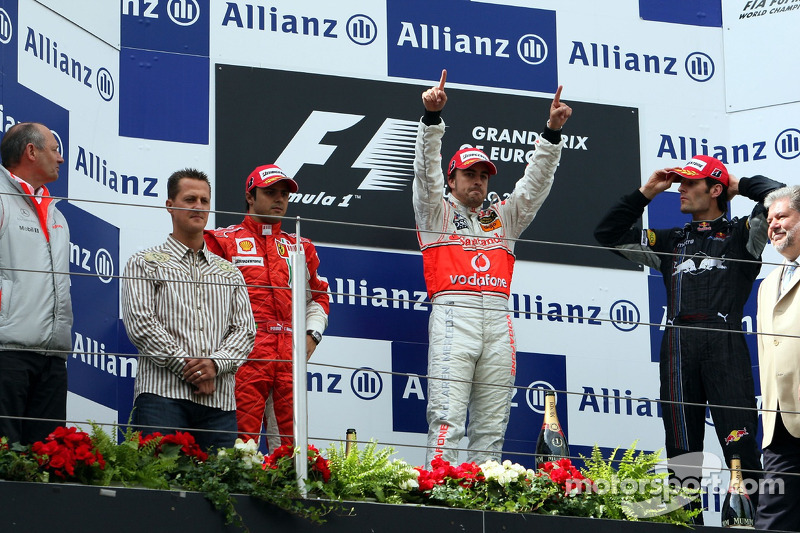 Podio: ganador de la carrera Fernando Alonso con Felipe Massa, Mark Webber y Ron Dennis