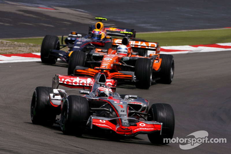 Fernando Alonso, McLaren; Markus Winkelhock, Spyker F1 Team