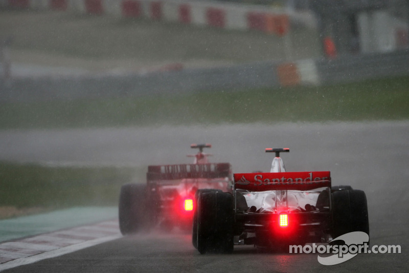 Na volta 52 de 60 a chuva voltou a cair e Massa e Alonso voltaram aos pits para trocar pneus. O espanhol claramente andava mais rápido e pressionou bastante o brasileiro.