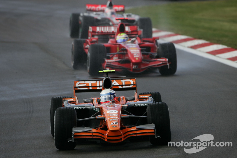 Winkelhock abandonou cinco voltas depois com problemas hidráulicos e jamais fez outra prova na Fórmula 1.