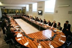 Board members ve takım elemanları gather, hearing