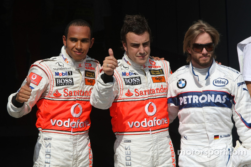 Pole Alonso, Hamilton e Nick Heidfeld após classificação para GP da Hungria. No treino, Alonso atrasou Hamilton nos boxes, o que custou punição de cinco posições ao bicampeão