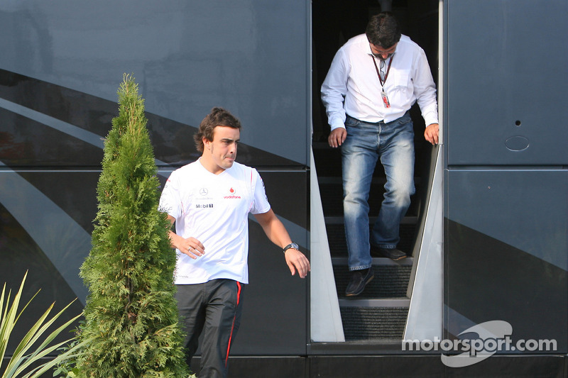 Fernando Alonso y su manager Luis García Abad salen del autobús de Bernie Ecclestone