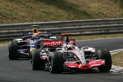 Fernando Alonso, McLaren Mercedes, MP4-22 y Mark Webber, Red Bull Racing, RB3