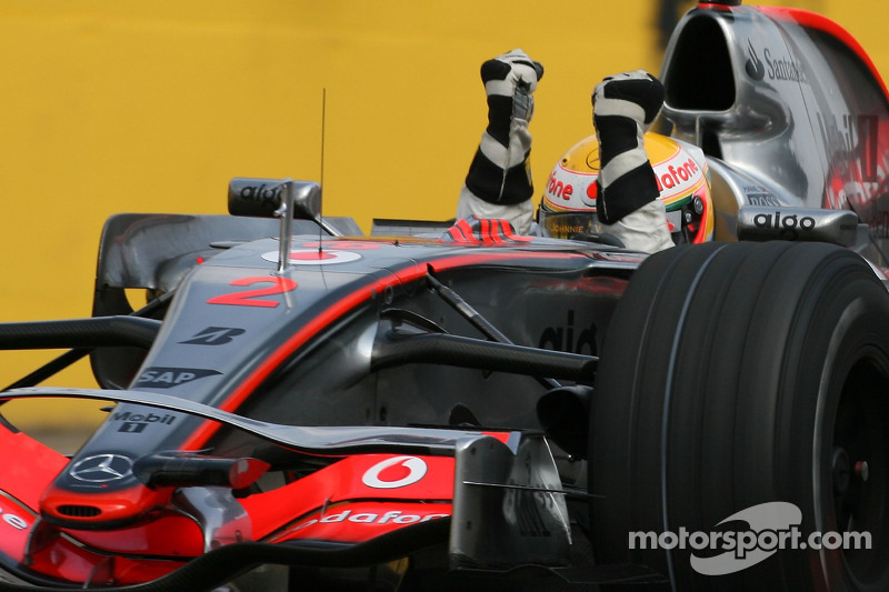 Ganador de la carrera Lewis Hamilton, McLaren Mercedes, MP4-22