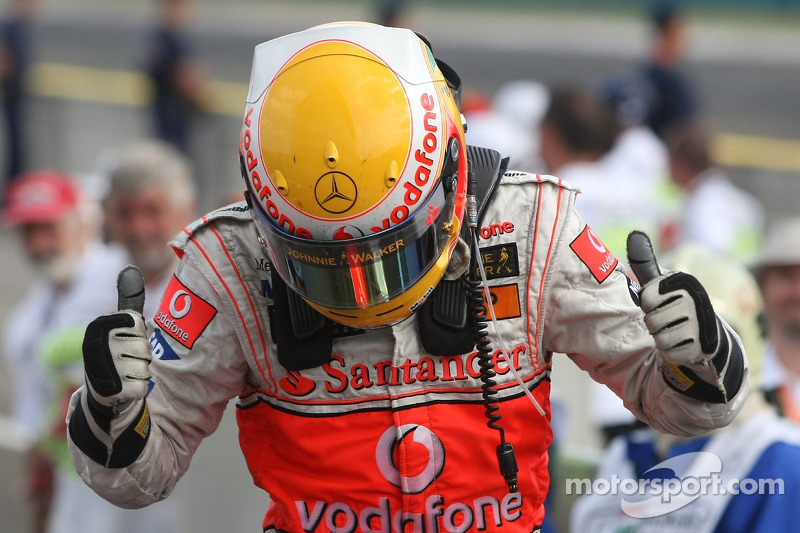 Ganador de la carrera Lewis Hamilton, McLaren Mercedes, MP4-22