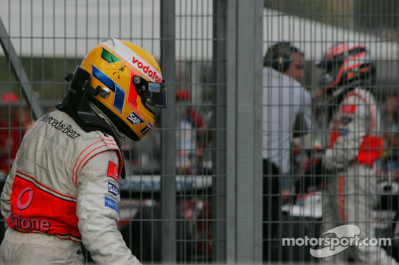 Yarış galibi Lewis Hamilton, McLaren Mercedes, MP4-22 ve 4th Fernando Alonso, McLaren Mercedes, MP4-