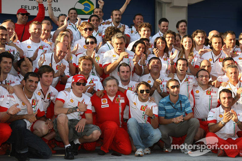Yarış galibi Felipe Massa kutlama yapıyor ve Kimi Raikkonen, Jean Todt ve Scuderia Ferrari takım ele