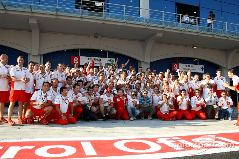 Yarış galibi Felipe Massa kutlama yapıyor ve Kimi Raikkonen, Jean Todt ve Scuderia Ferrari takım ele