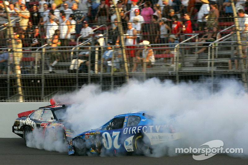 Robby Gordon und Clint Bowyer in Schwierigkeiten