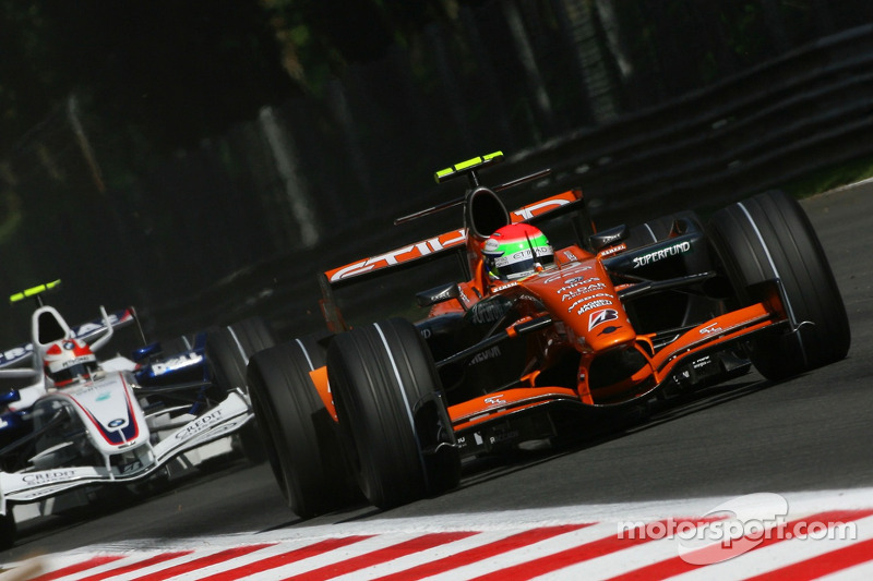 Sakon Yamamoto, Spyker F1 Team, F8-VII-B ve Robert Kubica, BMW Sauber F1 Team, F3.07