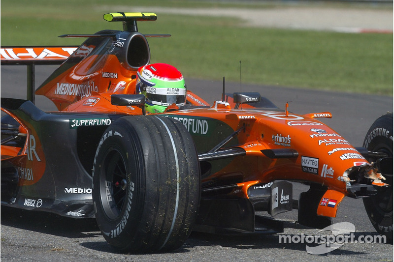 Sakon Yamamoto, Spyker F1 Team, F8-VII-B hit wall ve lost his ön kanat Q1
