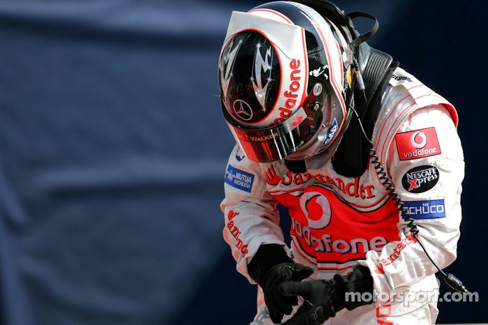 Ganador de la carrera Fernando Alonso celebra